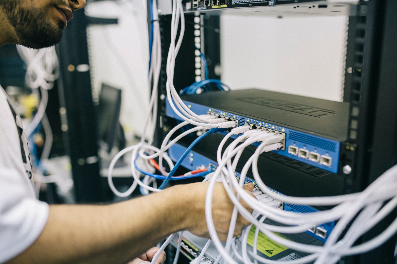 Técnico desmantelando equipo de red en rack — decomiso de data center en Tijuana