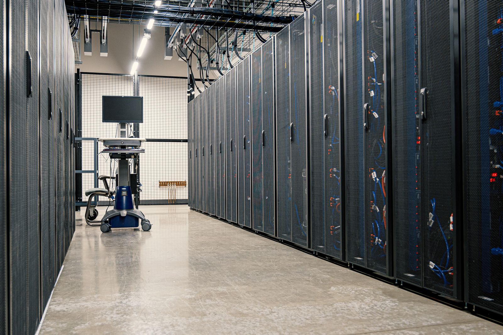 Pasillo de data center con racks de servidores — disposición de activos de TI (ITAD) en Tijuana