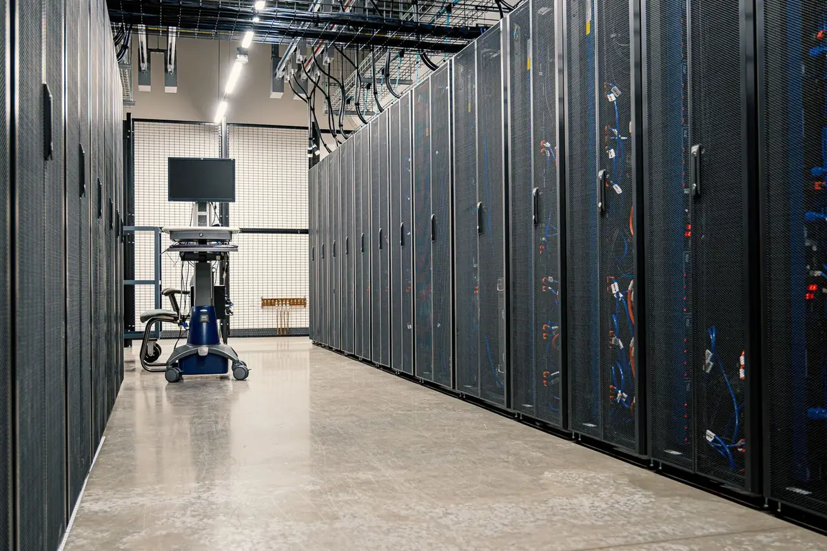 Pasillo de data center con racks de servidores — disposición de activos de TI (ITAD) en Tijuana